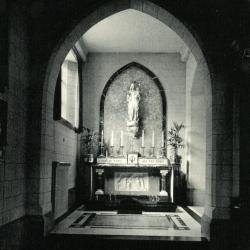 Altaar gewijd aan Onze-Lieve-Vrouw in de kloosterkapel van de Deinse zusters van Sint-Vincentius à Paulo