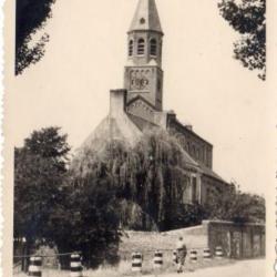Zicht op kerk en pastorie van Sint-Martens-Leerne