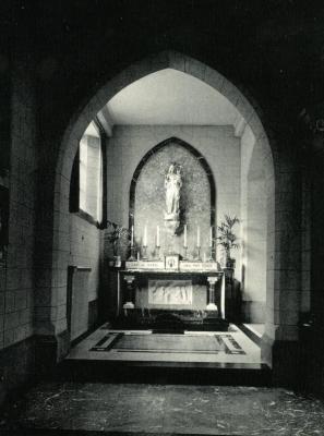Altaar gewijd aan Onze-Lieve-Vrouw in de kloosterkapel van de Deinse zusters van Sint-Vincentius à Paulo