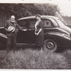 Gustave Kluyskens en zijn echtgenote Agnes Thomas poseren bij hun wagen