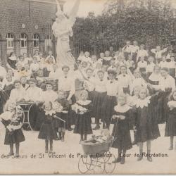 De 'pensionnaires' van de Deinse zusters van Sint-Vincentius poseren op de speelplaats