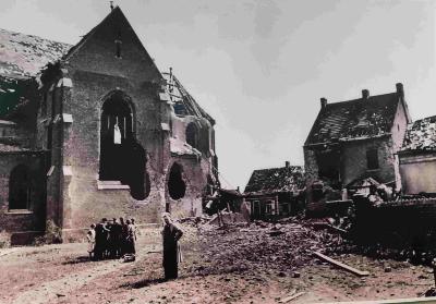 De vernielde parochiekerk van Olsene en de ravage op het kerkplein