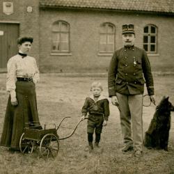 Herman Colpinn poseert met vrouw en kind plus hond