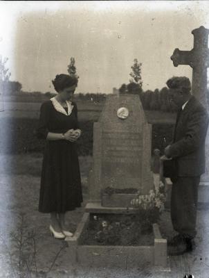 Familie Lampens poseert aan graf