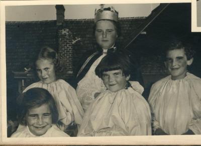 De kroning van de koningin tijdens Gaverse reuzenstoet 1955