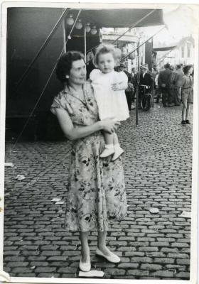 Georgette Van Wonterghem en dochtertje op de kermis