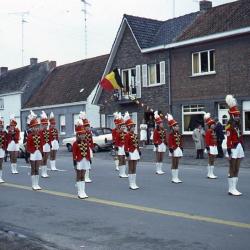 De majorettes van Sint-Cecilia in actie tijdens de Eekse Verbroederingsfeesten van 1977