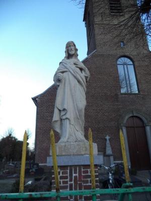 Heilig Hartbeeld aan de Zevergemse parochiekerk