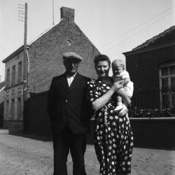 Alois en Alma D'Haenens poseren voor de pastorie in Vinkt