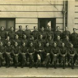 Engelse soldaten poseren voor het Deins stadhuis