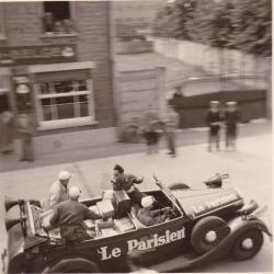 De wagen van tourorganisator Le Parisien rijdt door Zulte