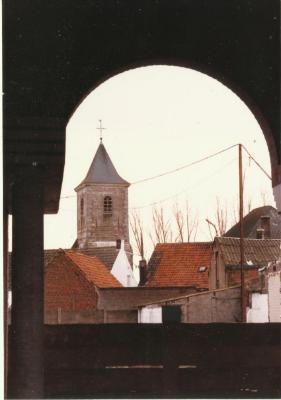 Een zicht op de oude Eekse kerktoren vanuit de basisschool