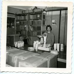 Frieda Vlerick in de verpakkingsafdeling