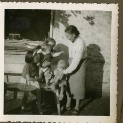 Bonmaman Marie Minne en haar kleinkinderen 